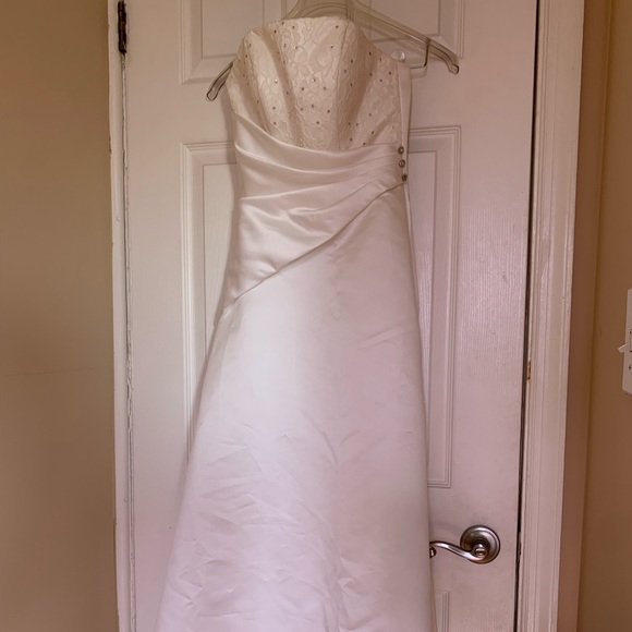 Beautiful Wedding Dress - Picture 2 of 16